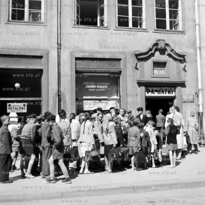 Kolejka dzieci do sklepu z zabawkami. 1961
0008233z
Fot....