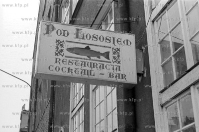 Szyld restauracji Pod Lososiem na ulicy Szerokiej w...