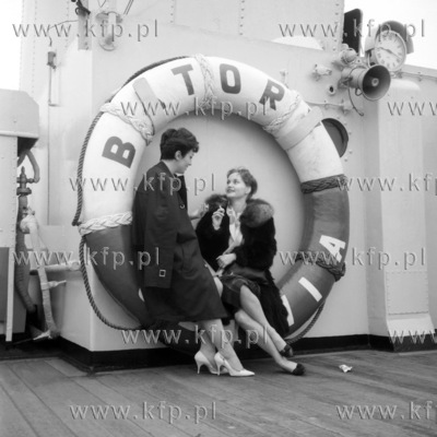 Barbara Kraftówna i Barbara Rylska na pokładzie "Batorego"...