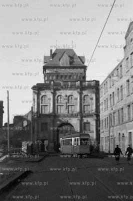 Tramwaj przejeżdza pod Złotą Brama w Gdańsku. 1949...