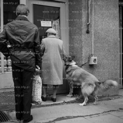 Przed wejściem do sklepu spożywczego.
11.1969
0002353z_listopad1969
Fot....