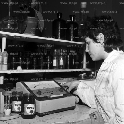 Pracownica Zakładów Przetwórstwa Owocowo-Warzywnego...