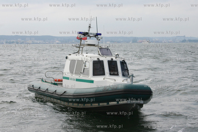 Motorowka patrolowa Sluzby Celnej na wodach Zatoki...