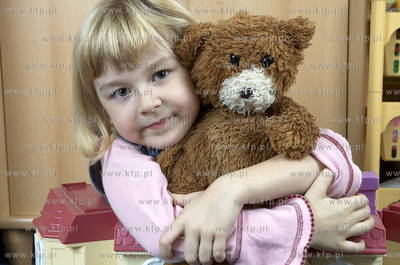 Dziecko z misiem  13.06.2006 ZDJECIE DO WYKORZYSTANIA...