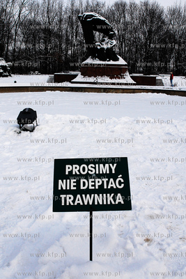 W warszawski Lazienkach. Nz. tablica "prosimy nie deptac...