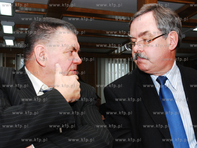 Sesja budzetowa Rady Miasta Rumi. Nz. Radni (od lewej)...