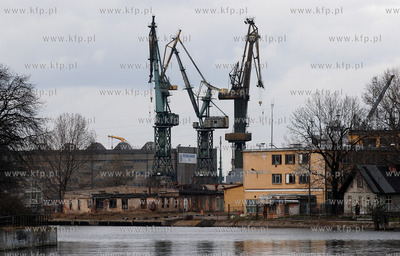 Gdansk. Stoczniowe dzwigi - widok od strony Siennej...