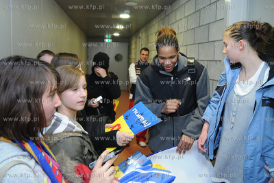 Monique Currie, (nz z młodymi fankami) czolowa zawodniczka...