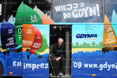 Gdynia reklamuje sie w Warszawie. Nz. Przemek Dyakowski...