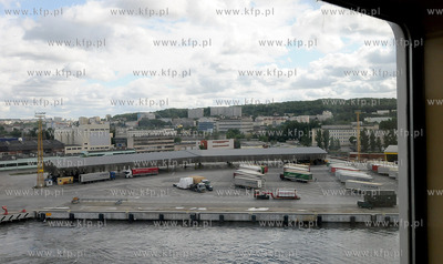 Gdynia. Do nabrzeza w Baltyckim Terminalu Kontenerowym...