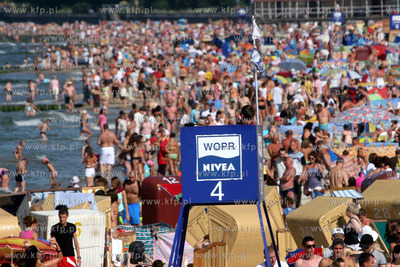 Tlumy na kolobrzeskiej plazy. Nz. wiezyczka ratownika...