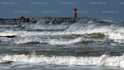 Kolobrzeg. Sztormowa pogoda moze byc rowniez ciekawa...
