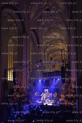 Kosciol sw. Trojcy w Gdansku.Mietek Szczesniak koleduje...