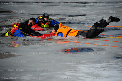 Gdansk. Przystan Jachtowa. Cwiczenia, na zamarznietej...