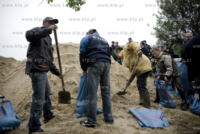 Tyniec. Umacnianie przeciekajacych walow przeciwpowodziowych...