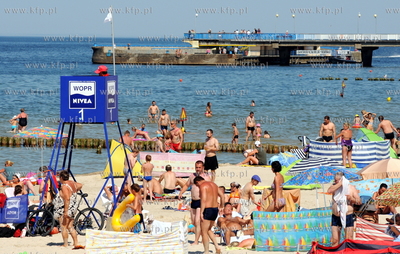 Gorace klimaty na plazy w Kolobrzegu. Nz. ratownicy...