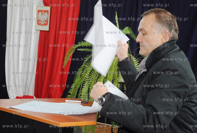 Prezydent Gdyni Wojciech Szczurek wraz z rodzina glosowal...