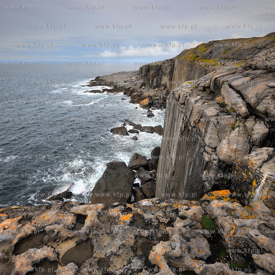 Irlandia, zatoka Galway Bay, Krajobraz. "Rdzawe" klify...