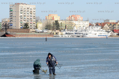 Wedkarze podlodowi lowia ryby w przereblach w okolicy...