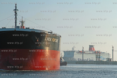 Do gdynskiego portu wplynal najwiekszy w historii masowiec...