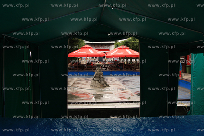 Deszczowe lato na plazy w Jelitkowie nie pozwala turystom...