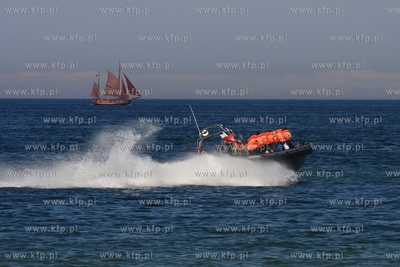 Upaly przyciagaja tysiace turystow na plaze we Wladyslawowie....