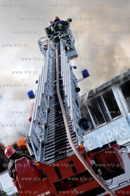 Pozar pustostanu na ulicy Hallera w Gdansku. Pozar...