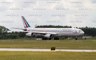 Airbus A 340-200 Francuskich Sil Powietrznych wyladowal...