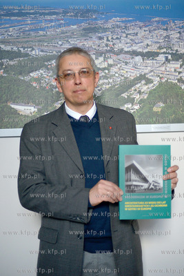 Podczas poniedzialkowej konferencji prasowej w gdynskim...