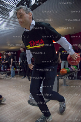 Slupsk. Prezydent Robert Biedron gral w kregle w  Kregielni...