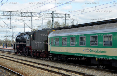 Przejazd pociagiem specjalnym, ciagnietym przez parowoz...