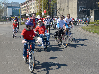 Bialo czerwony peleton pojawil sie 2 maja na ulicach...