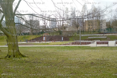 Gdynia. Wyludnione ulice i place zabaw. Nz. Plac zabaw...