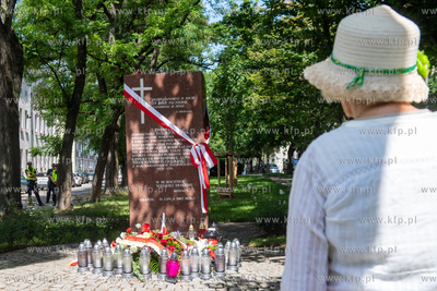 Uroczystości złożenia kwiatów pod pomnikiem Pamięci...