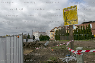 Stawianie ogrodzenia wokół placu pomiędzy ulicami...