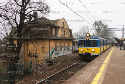Zdewastowany budynek stojący obok przystanku SKM Politechnika...