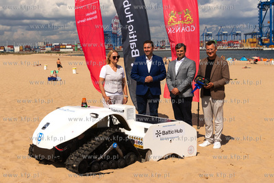 Prezentacja autonomicznego robota do oczyszczania piasku,...