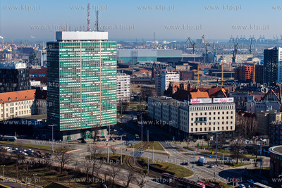 Widok na wieżowiec tzw. zieleniak i budynek Zarzadu...