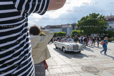 Sopot. Parada ulicą Bohaterów Monte Cassino do muszli...