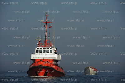 Zniszczony kadłub zaglowca Gen. Zaruski został odholowany...