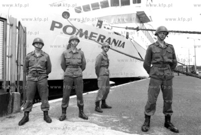 Straz graniczna pilnuje na przystani promowej w porcie...