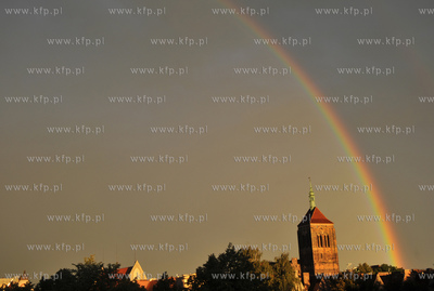 Tecza nad Gdanskiem po przejsciu burzy. NZ. kosciol...