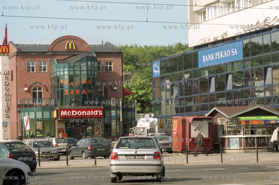 Parking przed restauracja McDonald's i wiezowcem Olimp...