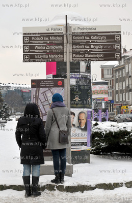 Gdansk. Turystki sprawdzaja tablice z planem miasta...