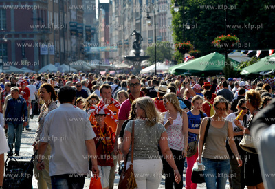 Gdansk, Dlugi Targ pelen turystow i kibicow przez meczem...