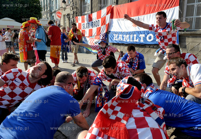 Gdansk, Dlugi Targ. Chorwaccy kibice imprezyja na Glowny...