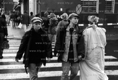Gdynia, ul. Swietojanska. 4.10.1992 1pazdziernik92_m.kosycarz_p8...
