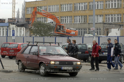 Gdansk. Wyburzanie starych budynkow pod budowe nowych...