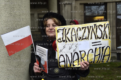 Pikieta opozycji przed biurami posłów PiS na Targu...