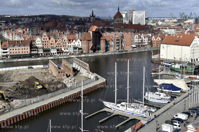 Gdańsk. Widok na Wyspę Spichrzów i budowę kompleksu...